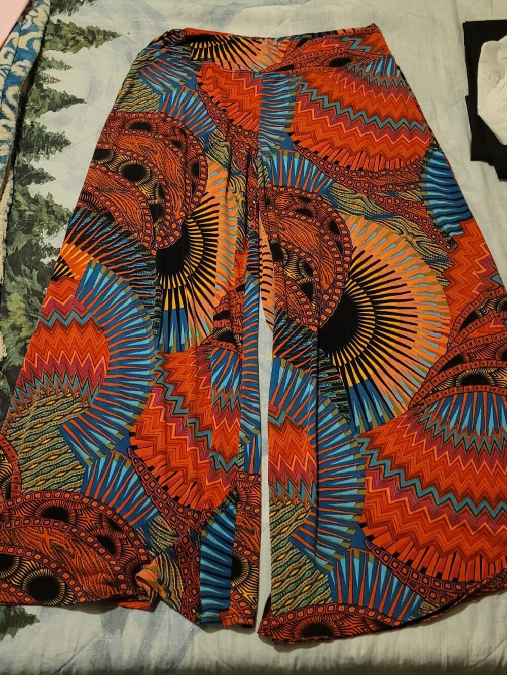 Coco Bianco Bold Multi Red & Blue Printed Wide-Leg Capris